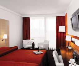 SOBE: klimatizirane, kupaonica (tuš ili kada, WC, sušilo za kosu), LCD TV, priključak za internet besplatno, minibar, sef, balkon.