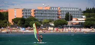 SPORT UZ DOPLATU: sportska igrališta, sportovi na vodi. PLAŽA: oko 150 m od hotela, kamenita i šljunčana.