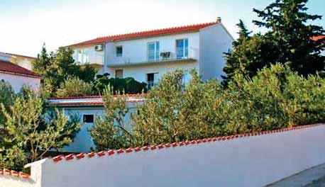 KUĆNI LJUBIMCI: u pojedinim apartmanima mogući na upit uz prethodnu najavu i plaćanje na licu mjesta.