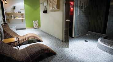 SOBE: klimatizirane, tuš/wc, SAT TV, telefon, sef, minibar, sušilo za kosu. Postoje 3 vrste sobe-standard, morska strana i mansarde.