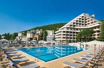 carte restoran, frizerski i salon za masaže, wellness centar (sauna, fitness), otvoreni i zatvoreni bazen s morskom vodom (14x14 m), ležaljke i suncobrani na