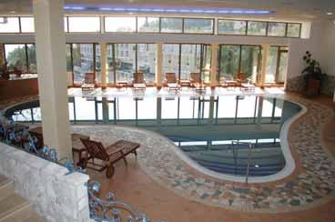 SADRŽAJI: glavni restoran Adriatic, caffe & restoran Nimfa (a la carte), restoran Beach Garden na plaži, Casino Adriatic (American Roulett e, Caribbean Stud Poker, Black-Jack,