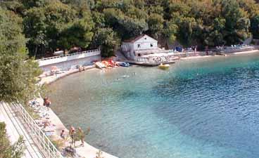 Sobe okrenute na park stranu su JUNIOR SUITE s francuskim balkonom i bračnim krevetom (maksimalno za dvije osobe) ili OBITELJSKE sobe: francuski balkon, bračni krevet i kauč na razvlačenje za 1 ili 2