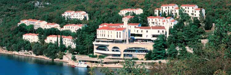 SPORT: 3 tenis igrališta, kuglanje, sportovi na vodi, škola ronjenja. PLAŽA: ispred hotela šljunčana i kamenita, postupno padajuća plaža pogodna za djecu. Nudistička plaža 700 m od hotela.