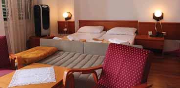 zgradi: recepcija, hotelski restoran, terasa, TV-sala, aperitiv-bar, pizzerija, caffe bar.