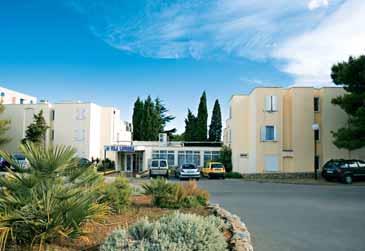 Hotel Dražica je centralni objekt unutar naselja s ukupno 137 smještajnih jedinica na 6 katova te ostalim sadržajima: recepcija, sef na recepciji (uz doplatu), 2 dizala, pansionski restoran, a la