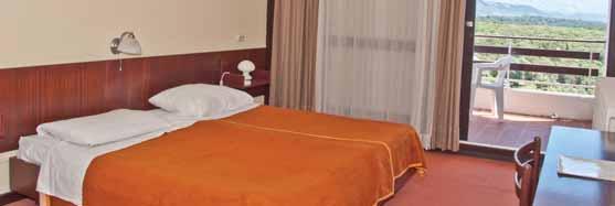 rab kvarner Hotel Carolina 4* POLOŽAJ: u uvali Suha Punta, okružen gustom borovom šumom, od grada Raba udaljen 5 km.