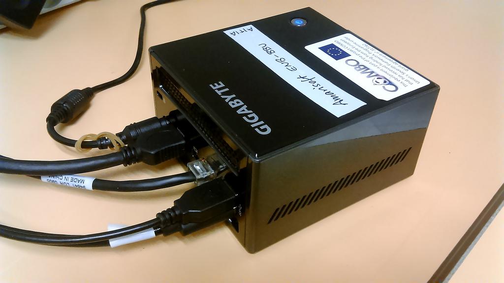 A zöld keretek a hardverelemeket jelölik; baloldalt a 1.4 ábrán a felhasználói végberendezést alkotó Timelord mini PC-t, amelyhez az LTE USB modem csatlakozik.