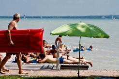 Holiday Hotel Balaton, Csopak A szálloda Csopak parti részén, a gyönyörű csopaki korzóról nyílik és csupán néhány perces sétára van a Balaton egyik legszebb