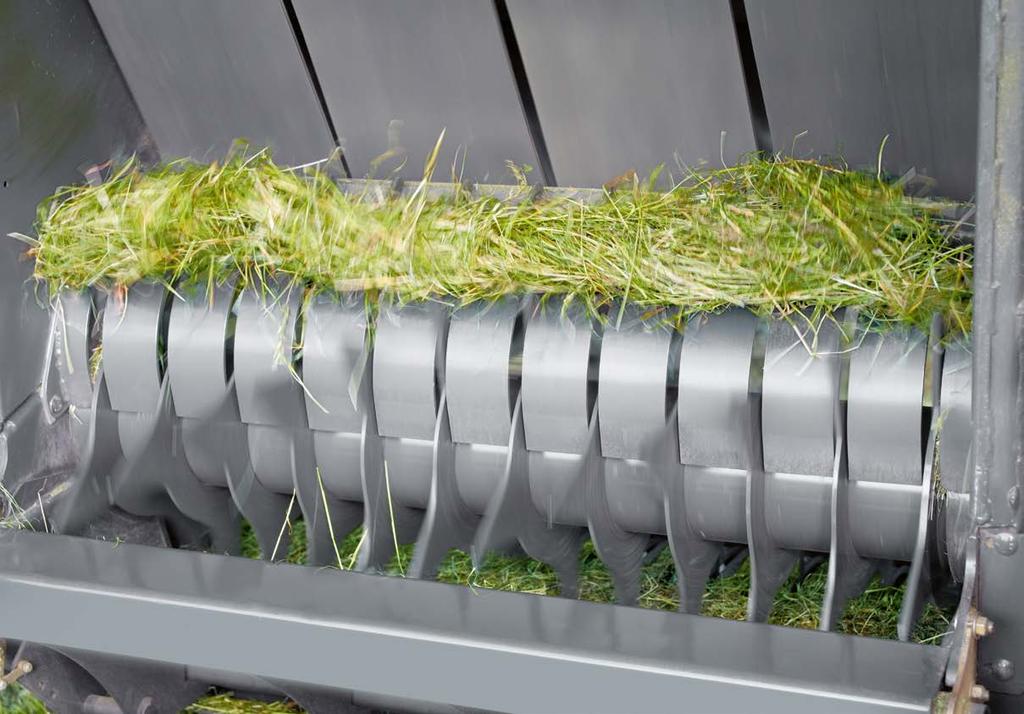 ICsakis egyetlen dolog fontos a bála. Rotor és ROTO FEED 1 Egyedi a CLAAS-tól: a rotor indítja a bálaforgatást. A rotor juttatja a terményt a bálakamrába, ahol a bála forgatása azonnal elindul.