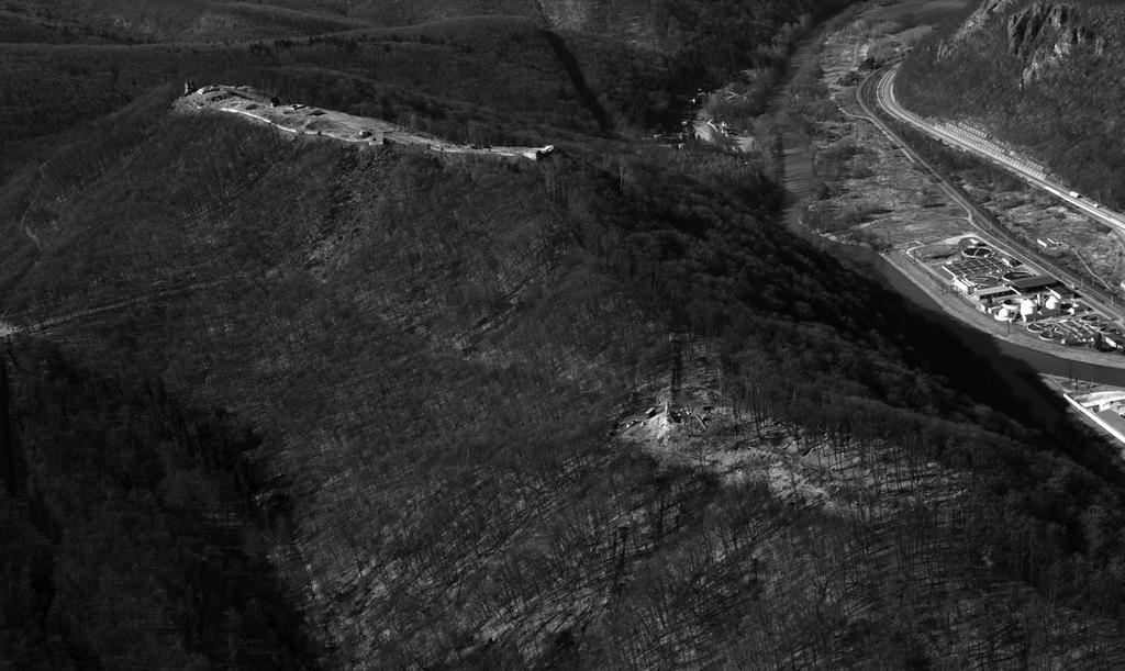 08 kutjel.indd 104 2012.05.04. 6:46:09 104 Kutatási jelentések 1. kép A zólyomi Pusztavár légifelvétele. Balra a Felső-, jobbra az Alsóvár (fotó: J. Beljak) szorult. A kutatók vagy kizárólag a 19.