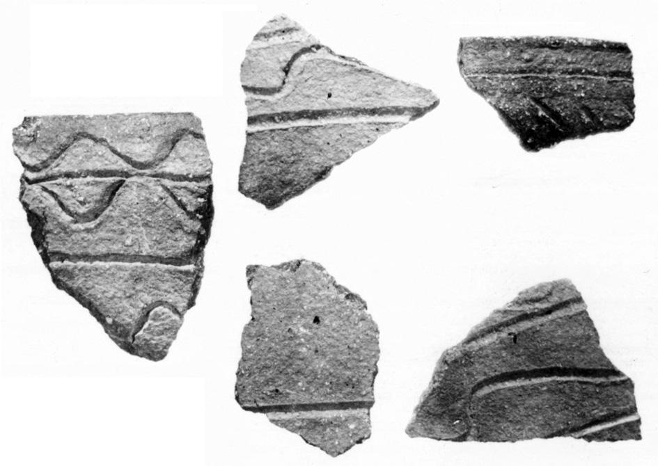 02 merva.indd 21 2012.05.04. 6:25:37 A kora Árpád-kori sáncvárak keltezési lehetőségeiről 21 található ez a díszítéstípus.
