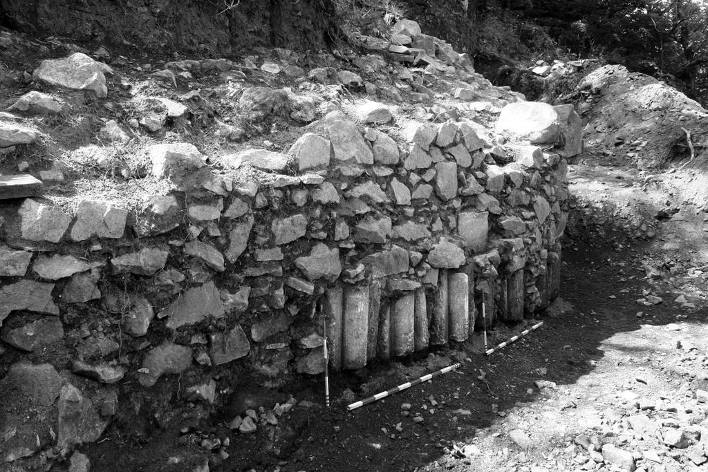 08 kutjel.indd 77 2012.05.04. 6:46:05 Kutatási jelentések 77 4. kép Az alsóvár várfalának alapozásában talált, a korai kápolnából származó faragott kövek tek a 17.