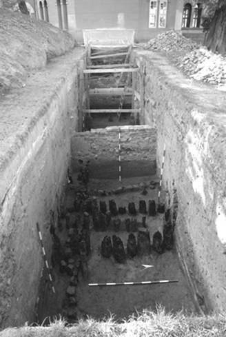 08 kutjel.indd 92 2012.05.04. 6:46:06 92 Kutatási jelentések 5. kép Temesvár, Hunyadi-kastély. A kastélyt körülvevő török kori palánk kelet felől a cél.