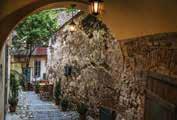 TRAVEL Descoperă România SIBIU Sibiul este un oraș medieval cu o istorie de peste 900 ani și încă păstrează mărturiile trecutului.