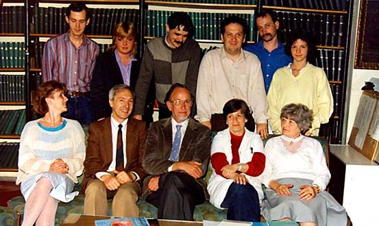 Enzimológia Verne Schumaker látogatása 1986-ban: A képen Gál Péter, Bíró Éva, Vonderviszt Ferenc, Simon István, Sárvári Miklós, Sápi Éva, Závodszky Péter, Verne Schumaker, Lakatos Zsuzsa és Csattos