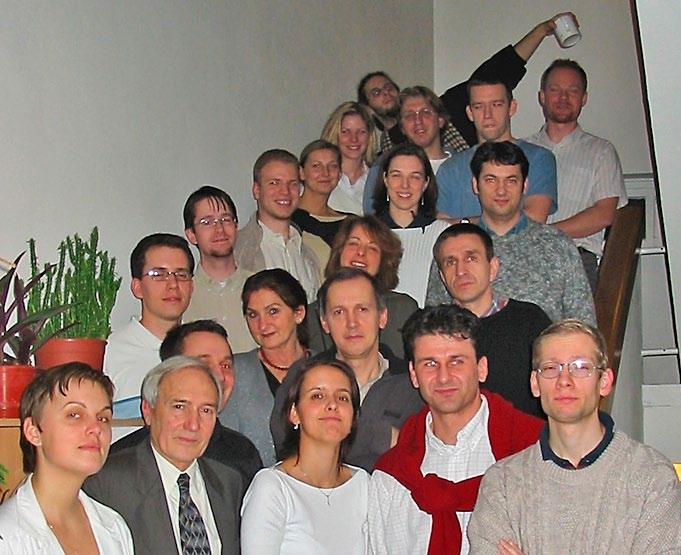mindazokról, akik az elmúlt negyven évben társaim voltak a kutatómunkában. A neveket olvasva a képek alatt két dolog szembetűnő: a folytonosság és a változás.