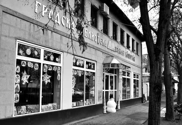 Hadley halk szavú, huszonnyolc éves nő, aki már-már lemond arról, hogy valaha is szerelmes és boldog lehet, amikor 1920-ban Chicagóban megismerkedik Ernest Hemingwayjel.