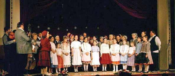 A gálaműsoron megjelent vendégeket, egyesületi tagokat, érdeklődőket У Дому културе, у недељу 27.