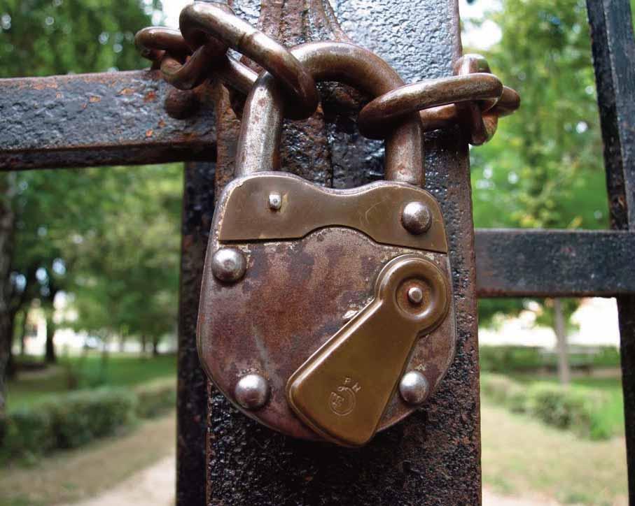 12 PETAK, 13. oktobar 2017. ÚJSÁG, OGLASI Részemről ennyi Négy év után lakatot teszek a Balkáni állatfarm kapujára.