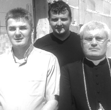 Vă mulţumim că aţi acceptat interviul şi am dori ca, în câteva cuvinte, să vă faceţi o scurtă prezentare.