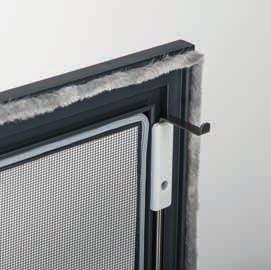 Fogantyú és a rögzítéshez tartozó beakasztófül Fogantyú
