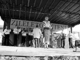 mãnãstirii, începând cu anul 1998, la To pliþa, anual, se organizeazã o suitã de ma nifestãri ºti - in þifice ºi culturale, re unite sub genericul Zilele Miron Cristea.