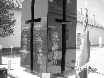 Mureº, 2008. Busturile revoluþionarilor Nicolae Bãl - cescu ºi Kossuth Lajos, în parcul din faþa ªcolii gen er ale nr. 7, str. Romulus Cioflec, Sf. Gheorghe.