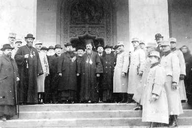 Ca orice copil de la þarã, Ioan Te - culescu îºi începe studiile la ºcoala primarã con - fesionalã din localitatea natalã (1872 1877) vezi articolul Ierarhi ai Bisericilor Ortodoxe ºi Greco-Catolice