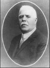 urmeazã ºcoala în satul na tal, apoi la Gheorgheni, Nãsãud, Braºov ºi Blaj. Între 1898-1902, urmeazã cursurile Facultãþii de Litere ºi Filosofie ale Universitãþii Bucureºti.