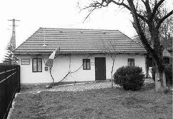 80 NOIEMBRIE 2011 FAMILIA ROMÂNÃ ROMÂNII DIN COVASNA ªI HARGHITA la care acesta ºi-a dactilografiat op era uneori îi dicta soþiei; icoana cu ºtergar ºi busuioc, ne - lipsitã din orice casa