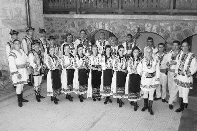 NOIEMBRIE 2011 85 dorite a fi vãzute în localitãþile cu populaþie româneasca din judeþ, ceea ce face ca teatrul sã se deplaseze de multe ori la Întorsura Buzãului, Covasna, Miercurea-Ciuc, Târgu