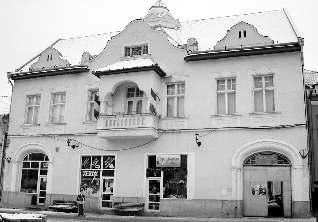 90 NOIEMBRIE 2011 Centrul cul tural Patriarh Miron Cristea, un colþ de rai în þara icoanelor FAMILIA ROMÂNÃ ROMÂNII DIN COVASN