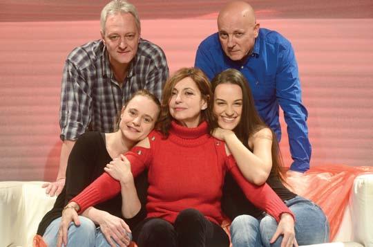 Pinceszínház Yasmina Reza: Egy spanyol darab családi vígjáték felnőtteknek Fordította: Bodnár Róbert Fernan:...Kocsó Gábor Pilar:... Vándor Éva Nuria, Pilar lánya:...gubik Petra Aurelia, Pilar lánya:.