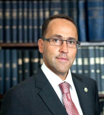 DR. VERES GÁBOR Születési dátum és hely: 1969.07.15. Budapest Feleségem Dr. Fazekas Réka, fogorvos, általános orvos, jelenleg a Semmelweis Egyetem nappali PhD hallgatója.