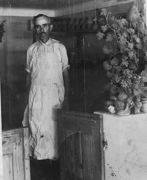 Plečnik in dela prekmurskih lončarjev (ter drugih domačih rokodelcev) v... Martin Rožman v svoji delavnici v Bogojini. Original hranita Marija Kočar in Angela Rožman.