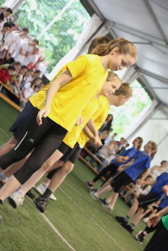 Die meisten Schüler waren bereits voller Vorfreude auf die kommenden Schulferien, als er mit seinen Klassenkameraden und seiner Klassenlehrerin, Frau Miklós,