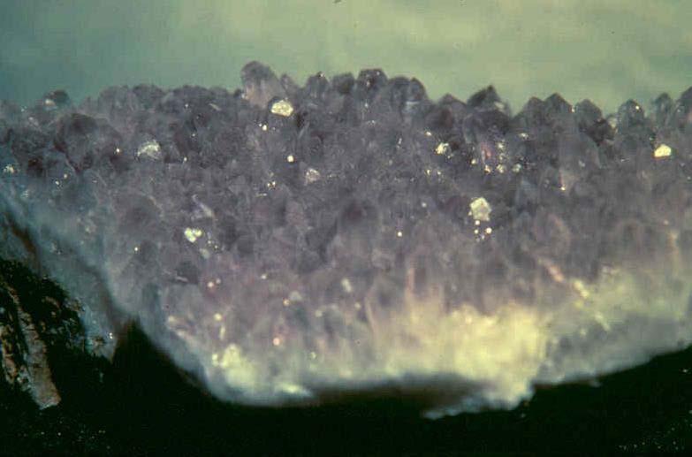 Tektoszilikát Kvarc SiO 2 Quartz is one of the most common minerals.