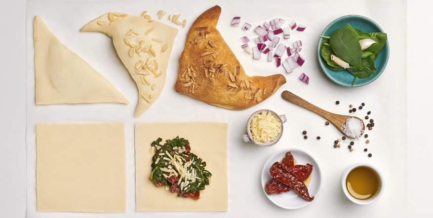 olívaolaj 70 g spenótlevél, friss vagy kiolvasztott g szárított paradicsom, csíkokra vágva 0 g vegán sajt, reszelve g mandula, felezve Só és bors, őrölve A sütőt alsó-/felső sütéses fokozaton -ra