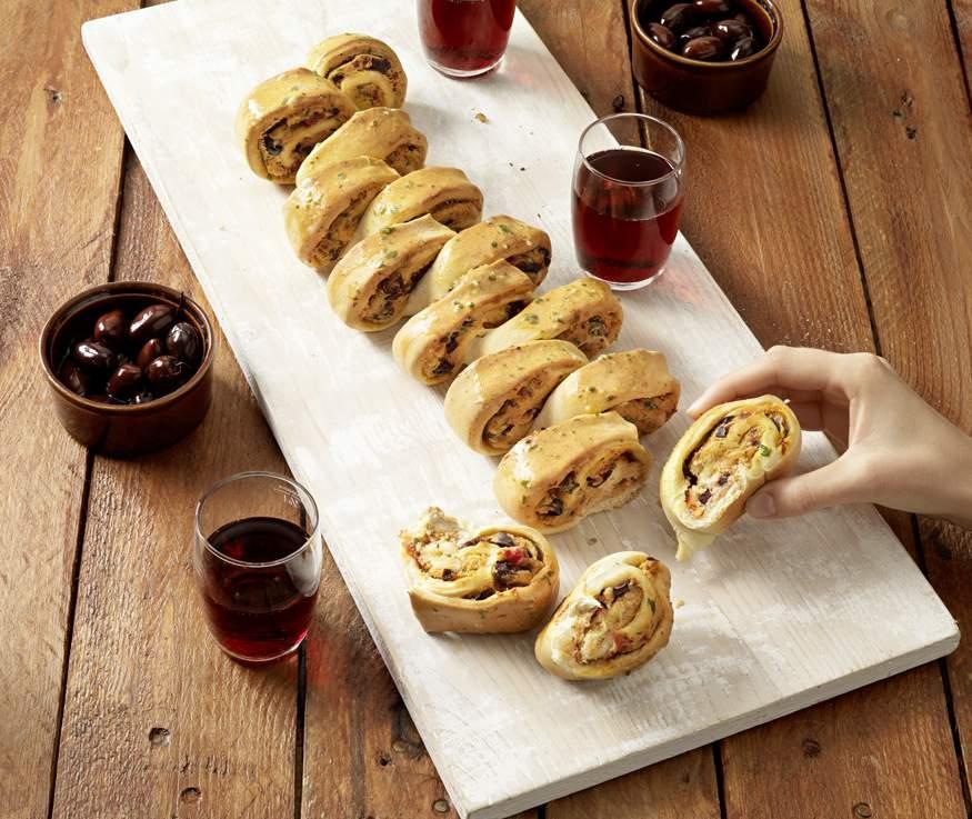 PIZZA ROLÁD szárított paradicsommal VEGAN ovo-lakto kb. 0 PERC 0 PERC 80 C HOZZÁVALÓK egy roládhoz: cs. Tante Fanny friss pizzatészta 00 g 0 g friss sajt ek.