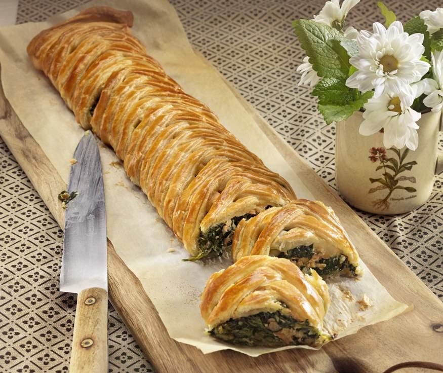 FONATOS RÉTES lazaccal A sütőt alsó-/ felső sütéses fokozaton -ra előmelegítjük, a tésztát a csomagoláson lévő utasításnak megfelelően előkészítjük. kb. 0 PERC 0 C 0 PERC HOZZÁVALÓK egy réteshez: cs.