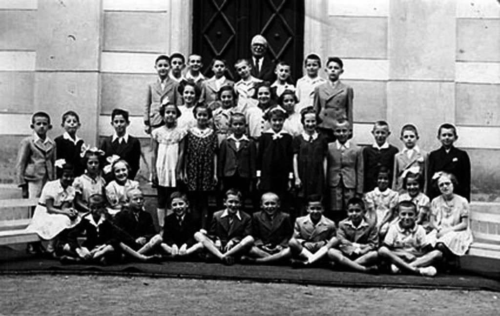 8. Educaţie, strategii de şcolarizare Imaginea 21. Elevii şcolii elementare a comunităţii neologe din Cluj, împreună cu directorul şcolii Lajos Freu, 1942.