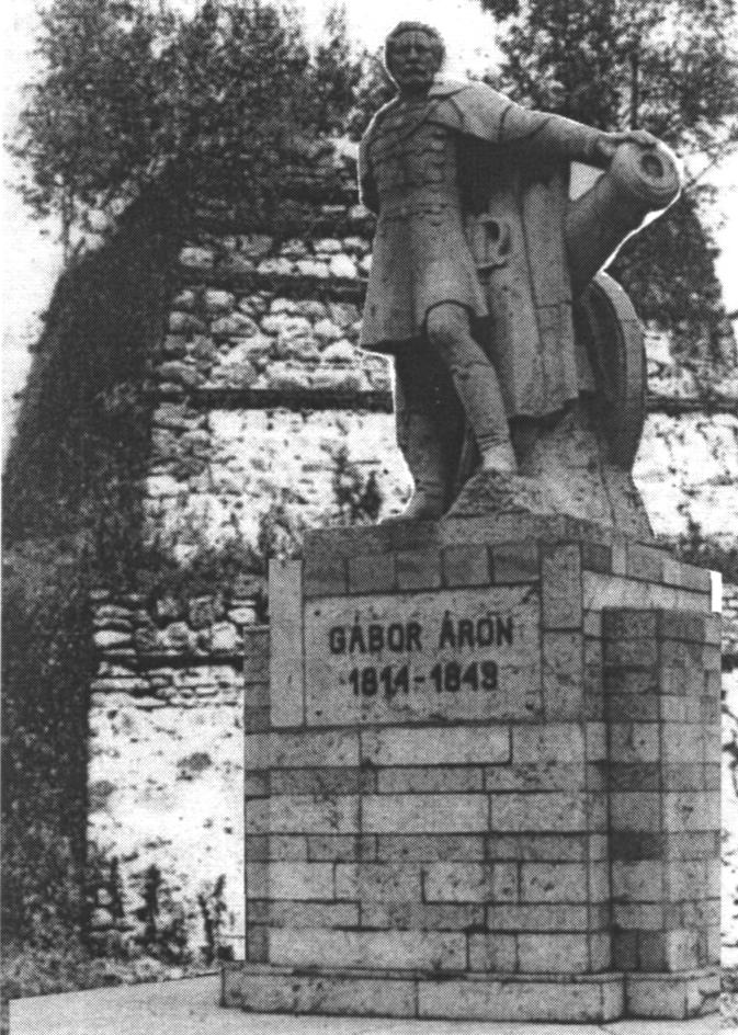 198 1. ábra A kézdivásárhelyi GÁBOR Áron-szobor (NAGYVARJASI OLÁH Sándor alkotása, 1942). A nagyváradi GÁBOR Áron Tüzér Hadapród Iskola fõépülete elõtt állt.