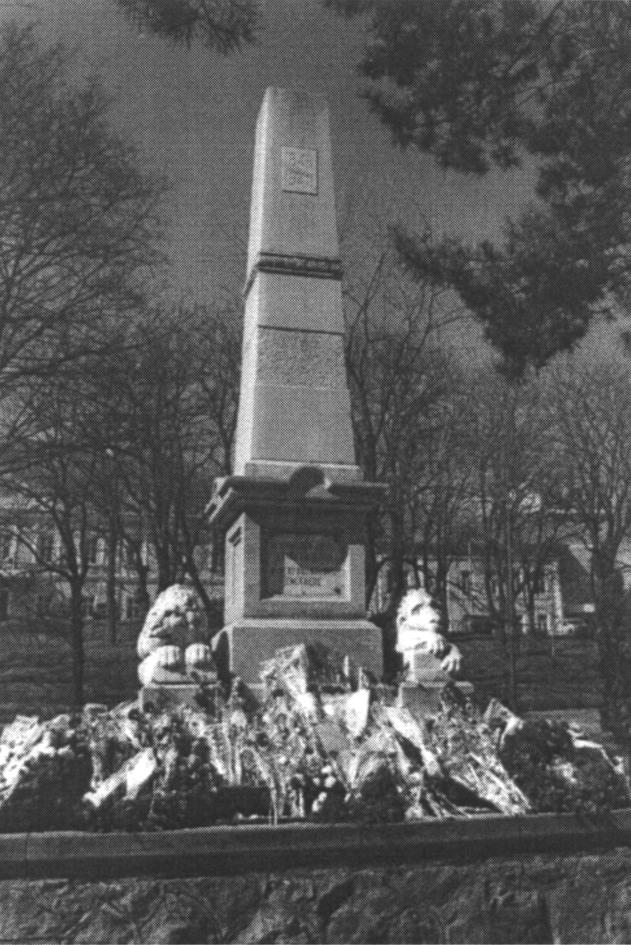 58 1. ábra A sepsiszentgyörgyi Honvédemlék az alvó és az ébredõ oroszlánnal (GERENDAY Antal, 1874). Elõbb obeliszkje kerül a múzeumba.