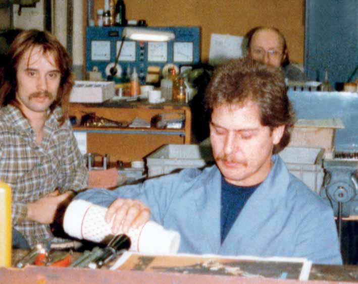 1983 als Feinmechaniker im Musterbau (vorne rechts) Finomműszerészként 1983-ban a mintagyártásban (jobbra, elől) In 1983 as precision mechanics in the sample shop (front right) Foto: Privatbesitz