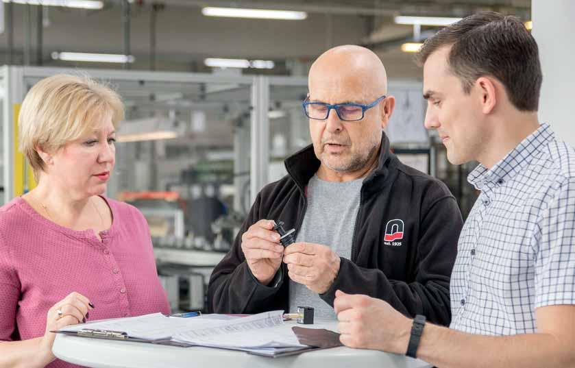 Foto: Raphael Laschke PETER BONKOWSKI: At that time mainly override solenoid valves were assembled, coils were wound and coated. The entire production was located under the flat roof at that time.