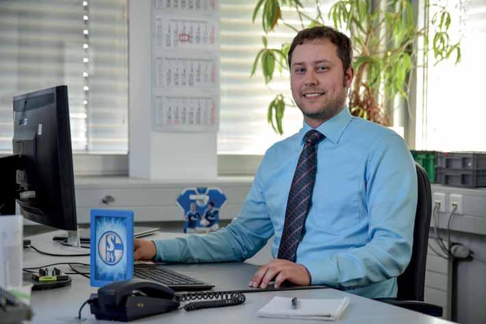 Nico Kunze Titel: Position: Eintritt: Spezialgebiete: Produkte: Bachelor of Engineering Entwicklungsingenieur 2011 als Entwicklungsingenieur Magnetfeldsimulation, Arbeitskreis technische Sauberkeit,