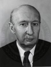 Békésy György magyar származású Nobel-díjas biofizikus 1961-ben orvosi Nobel-díjat kapott a belső fül, a csiga ingerlésének fizikai mechanizmusával kapcsolatos fölfedezéseiért.
