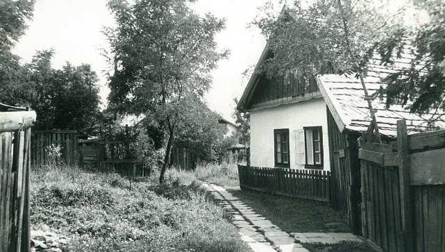 hagyományos méretű és osztású ablakok, - a hagyományos anyag és szín használat.