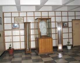 Dupa şcoala primară, pe care o urmează în parte la Peştişani cu învaţatorul Dajcău şi în parte la Brediceni cu învăţătorul Petre Brâmcuşi din cauza sărăciei pleacă de acasă să-şi caute de lucru în